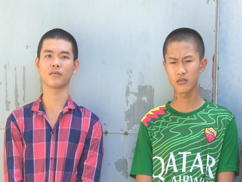  6. Hai thiếu niên cầm búa ra đường cướp lấy tiền đi nhậu: Ngày 16/9, Công an huyện Thanh Bình (Đồng Tháp) đã khởi tố và bắt tạm giam bị can Huỳnh Vũ Hoài (16 tuổi) và Nguyễn Văn Nhóc (17 tuổi, cùng ngụ huyện Thanh Bình) về tội cướp tài sản. Để có tiền ăn nhậu, hai thiếu niên cầm hung khí ra đường chờ rồi chặn, chém người đi xe máy cướp tài sản.