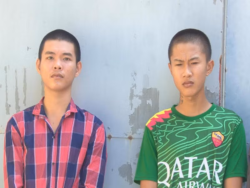  6. Hai thiếu niên cầm búa ra đường cướp lấy tiền đi nhậu: Ngày 16/9, Công an huyện Thanh Bình (Đồng Tháp) đã khởi tố và bắt tạm giam bị can Huỳnh Vũ Hoài (16 tuổi) và Nguyễn Văn Nhóc (17 tuổi, cùng ngụ huyện Thanh Bình) về tội cướp tài sản. Để có tiền ăn nhậu, hai thiếu niên cầm hung khí ra đường chờ rồi chặn, chém người đi xe máy cướp tài sản.