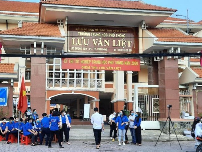  4. Va chạm lúc tan trường, nam sinh lớp 11 đâm bạn bị thương: Ngày 11/9, Công an TP Vĩnh Long (Vĩnh Long) đang điều tra làm rõ vụ nam sinh lớp 11 đâm bạn học cùng trường bị thương. Trưa 9/9, trong lúc dẫn xe ra về, nam sinh T.H.H. (học sinh lớp 11, trường THPT Lưu Văn Liệt) xảy ra va chạm với P.Q.A. (học lớp 12, cùng trường). Sau đó, Q. chạy xe về được một đoạn thì bị H. đuổi theo đánh trọng thương nạn nhân.