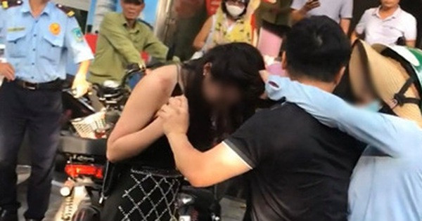 Theo nội dung đoạn clip, người phụ nữ (mặc áo chống nắng, đội mũ bảo hiểm) sau khi phát hiện chồng mình lái xe sang Lexus LX 570 chở theo cô gái trẻ (được cho là tình nhân) trên đường thì tỏ ra vô cùng tức giận.