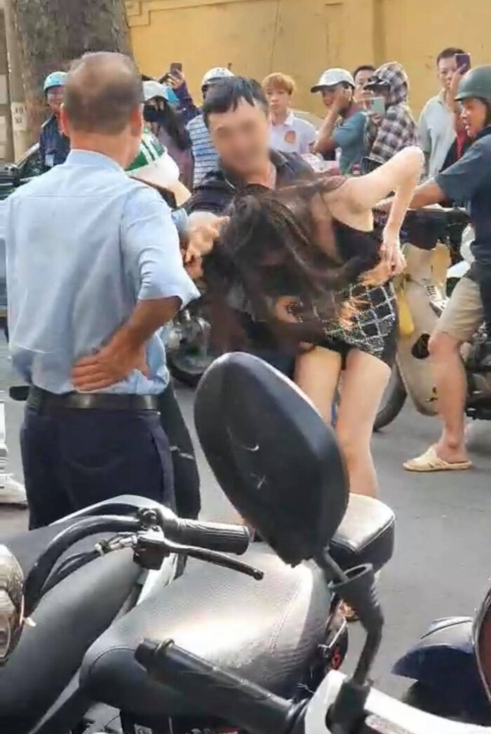 Trước đó, chiều 15/9 vụ đánh ghen xảy ra tại khu vực số 95 Lý Nam Đế gây xôn xao cộng đồng mạng.