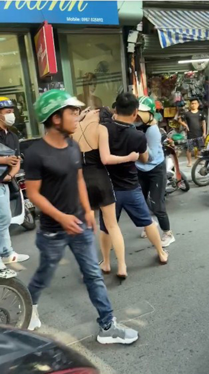 Cô nàng "tiểu tam" trong bộ váy sexy bị chính thất đánh không thể phản kháng, khóc lóc và la hét giữa đường.