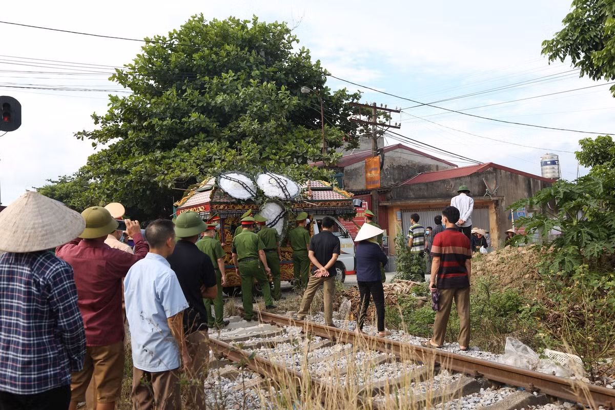 Trong buổi tang lễ, Công an tỉnh Bắc Giang cũng đã đọc quyết định tăng cấp bậc hàm từ trung sĩ lên thượng sĩ đối với nam chiến sỹ CSCĐ Nguyễn Văn Mạnh.