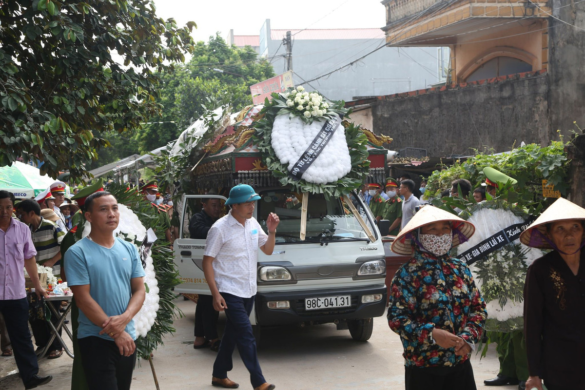 Ngay khi sự việc xảy ra, cơ quan chức năng đã bắt được 2 đối tượng gồm: Trần Văn Dũng (sinh năm 1989), trú tại xã Hồng Kỳ, huyện Sóc Sơn, thành phố Hà Nội - là lái xe và Dương Đức Tuyển (sinh năm 1998), trú tại tổ dân phố Đoàn Kết, thị trấn Nhã Nam, huyện Tân Yên - là chủ phương tiện xe ô tô khách BKS 29B - 501.64 và toàn bộ hàng hóa vi phạm trên xe.