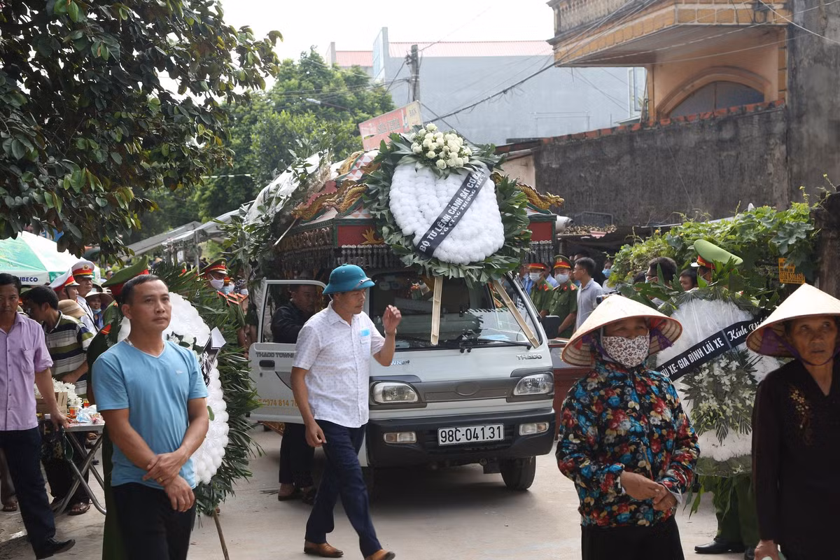 Ngay khi sự việc xảy ra, cơ quan chức năng đã bắt được 2 đối tượng gồm: Trần Văn Dũng (sinh năm 1989), trú tại xã Hồng Kỳ, huyện Sóc Sơn, thành phố Hà Nội - là lái xe và Dương Đức Tuyển (sinh năm 1998), trú tại tổ dân phố Đoàn Kết, thị trấn Nhã Nam, huyện Tân Yên - là chủ phương tiện xe ô tô khách BKS 29B - 501.64 và toàn bộ hàng hóa vi phạm trên xe.