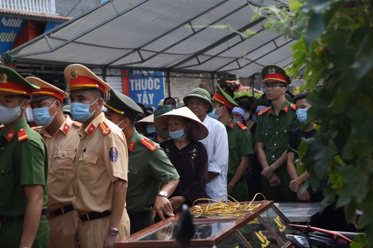 Xuc dong, hang tram nguoi dan tien dua chien si CSCD bi can tu vong-Hinh-2