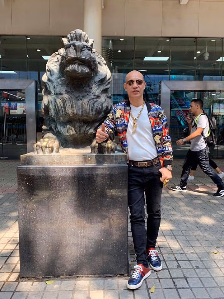 Đến năm 2016, Dũng "trọc" lại gây xôn xao mạng xã hội với clip "Dũng trọc Hà Đông cùng đàn em bắt giang hồ Quảng Ninh quỳ lạy”. >>> Xem thêm video: Điểm mặt những giang hồ ảo "sa lưới" pháp luật trước Phú Lê. Nguồn VTC NOW.