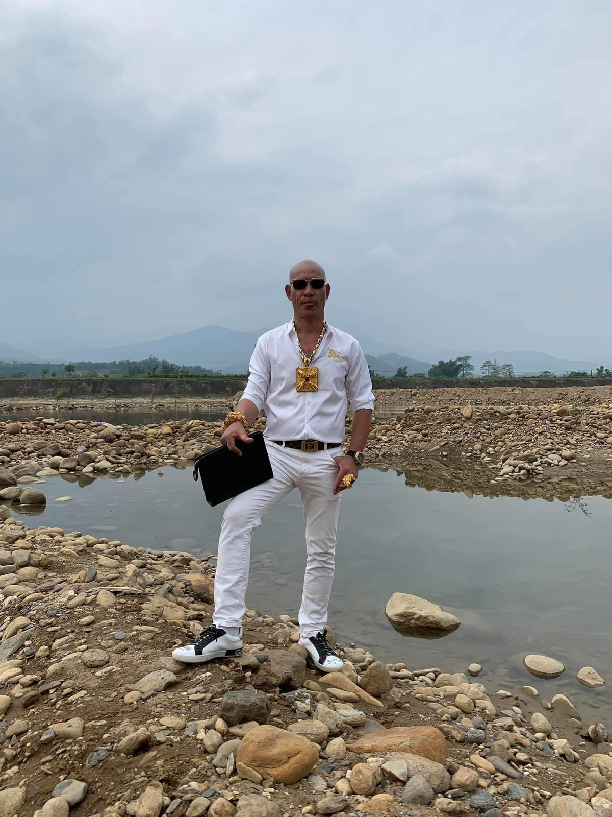 Dũng "trọc" thường xuyên lên mạng xã hội, kết giao với các "giang hồ mạng" như Phú Lê, Huấn "hoa hồng", Dương Minh Tuyền...