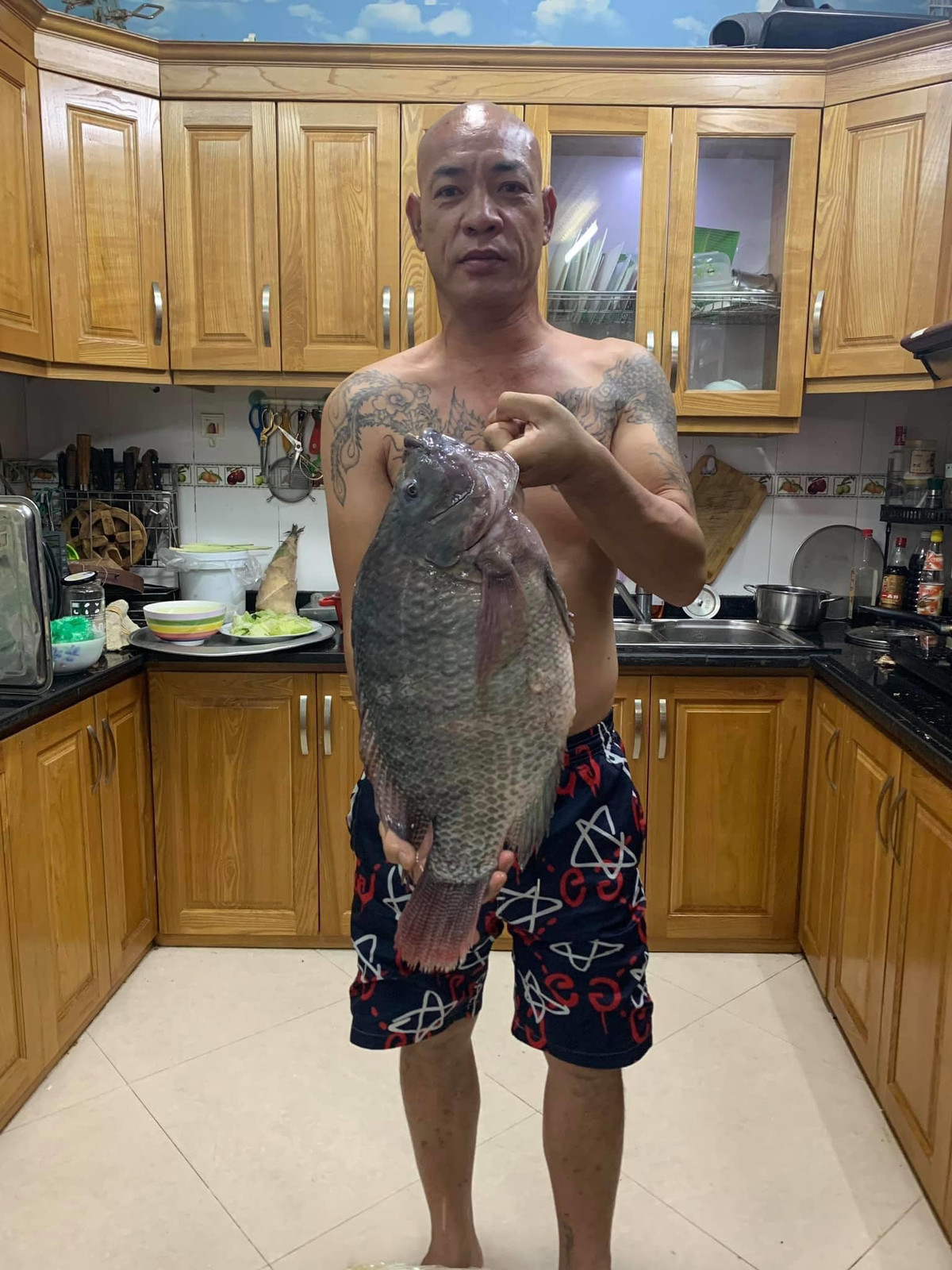 Sau khi ra tù, Dũng "trọc" chuyên bảo kê nhà hàng, khách sạn, quán karaoke, cho vay nặng lãi và đòi nợ thuê.