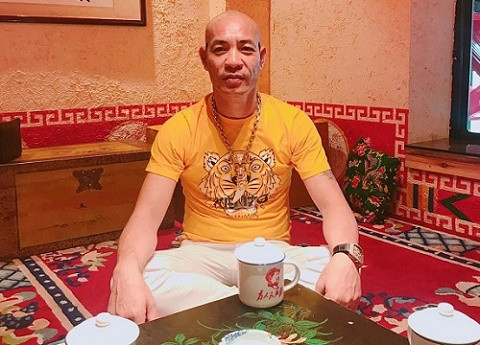  Dũng "trọc Hà Đông" là một đại ca giang hồ chuyên bảo kê nhà hàng, khách sạn, quán karaoke, cho vay nặng lãi và đòi nợ thuê.