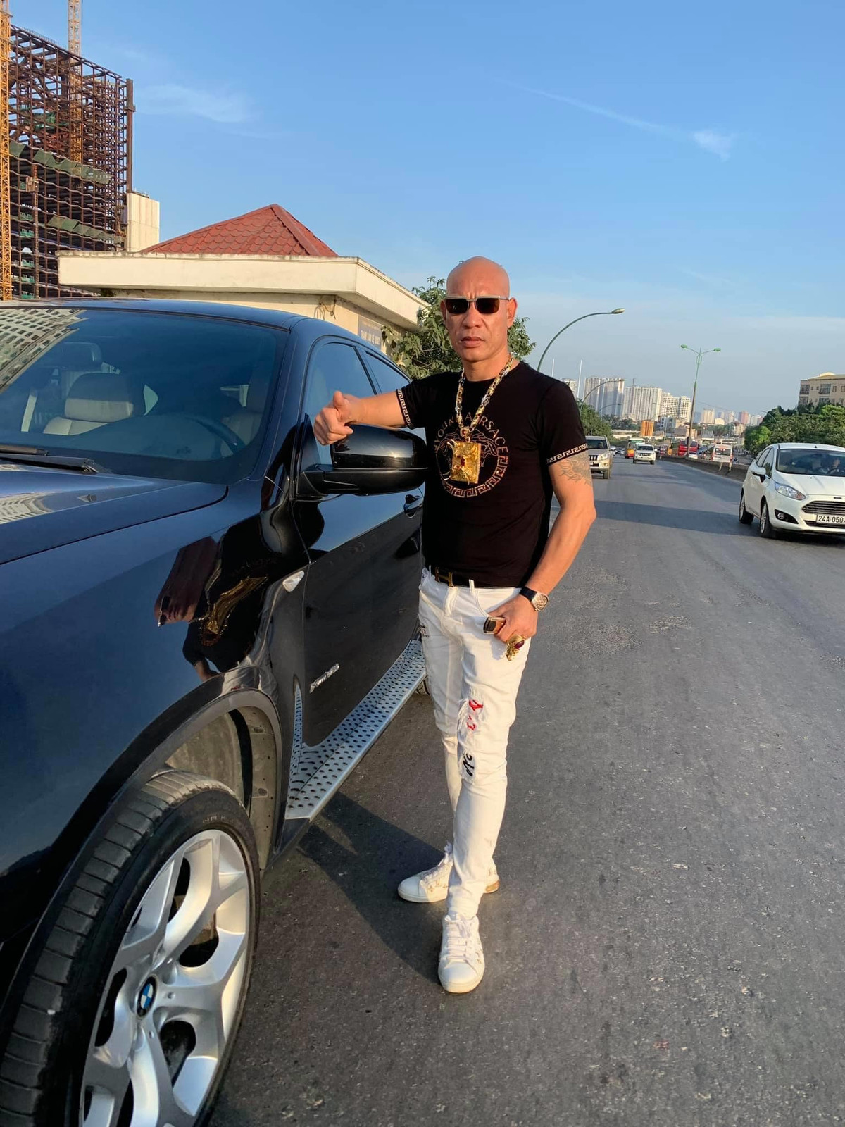 Theo hồ sơ của công an, vào ngày 5/1/2012, Dũng và đàn em nổ súng gây náo loạn một vũ trường ở Hà Nội.