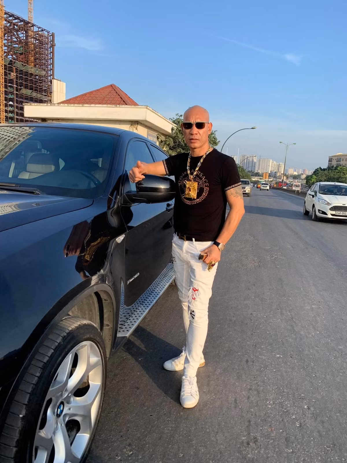 Theo hồ sơ của công an, vào ngày 5/1/2012, Dũng và đàn em nổ súng gây náo loạn một vũ trường ở Hà Nội.