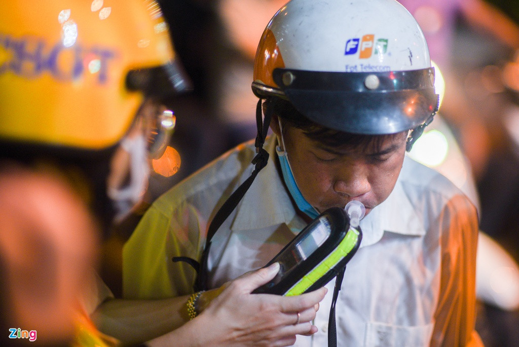 Còn anh Thế Anh (ngụ Bình Chánh), có nồng độ cồn 0,419 mg/lít khí thở. Anh cho biết đây là lần đầu bị thổi phạt. “Tôi đang nhậu phải chạy về gấp do con gái bệnh nên không mang giấy tờ”, người vi phạm giải thích.