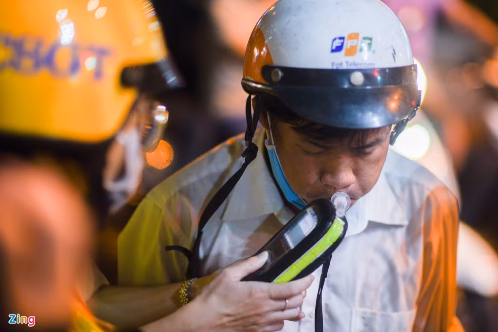 Còn anh Thế Anh (ngụ Bình Chánh), có nồng độ cồn 0,419 mg/lít khí thở. Anh cho biết đây là lần đầu bị thổi phạt. “Tôi đang nhậu phải chạy về gấp do con gái bệnh nên không mang giấy tờ”, người vi phạm giải thích.