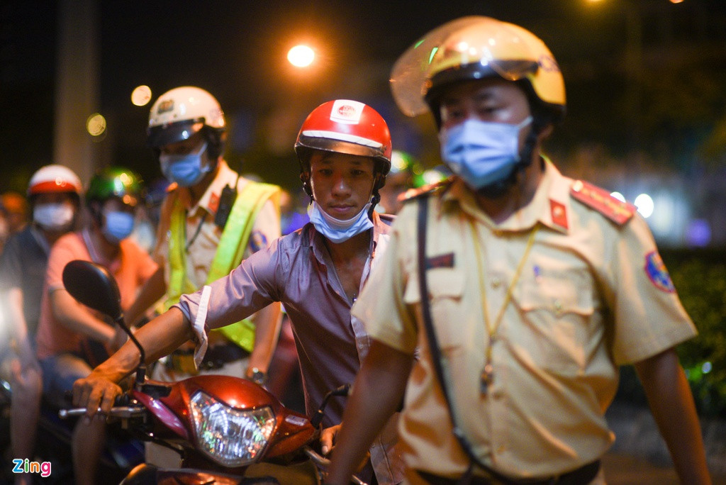 Ghi nhận vào 20h30, anh Hiệp (ngụ huyện Bình Chánh) di chuyển đến chốt cảnh sát thì bất ngờ lách xe bỏ chạy. Người này bị ngã xe sau đó và được lực lượng chức năng mời vào lề làm việc.