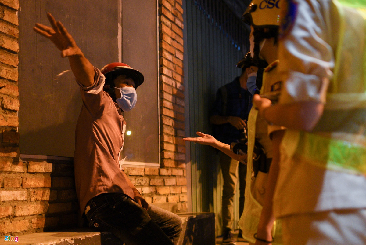 Làm việc với cảnh sát, người đàn ông này nhiều lần tỏ ra bất hợp tác. Lực lượng chức năng đo được 0,858 mg/lít khí thở từ người vi phạm. Với định mức cồn vượt ngưỡng 0,4 mg/lít khí thở, anh Hiệp bị phạt 7 triệu đồng, tước bằng lái 23 tháng và tạm giữ xe 7 ngày.