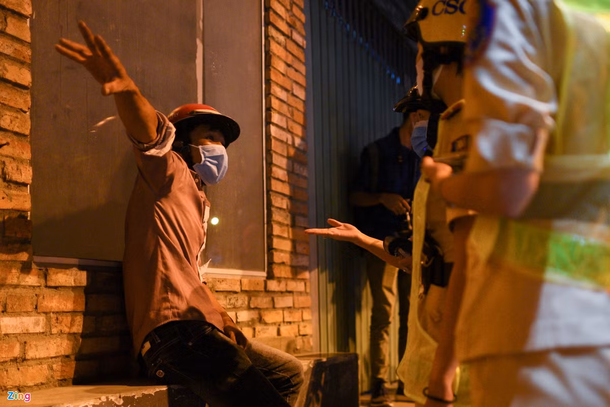 Làm việc với cảnh sát, người đàn ông này nhiều lần tỏ ra bất hợp tác. Lực lượng chức năng đo được 0,858 mg/lít khí thở từ người vi phạm. Với định mức cồn vượt ngưỡng 0,4 mg/lít khí thở, anh Hiệp bị phạt 7 triệu đồng, tước bằng lái 23 tháng và tạm giữ xe 7 ngày.