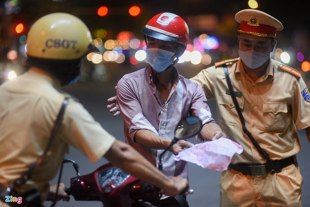 Theo cảnh sát, ngoài lỗi vi phạm nồng độ cồn, anh Hiệp cũng không xuất trình được giấy tờ hợp lệ. Người này từ chối ký vào biên bản và cho rằng anh ta có đầy đủ giấy tờ. Cảnh sát lý giải 2 loại giấy anh này xuất trình đều không có giá trị. Trong đó, có 1 giấy đăng ký xe là bản photo và 1 giấy xin cấp lại bằng lái do bị mất.