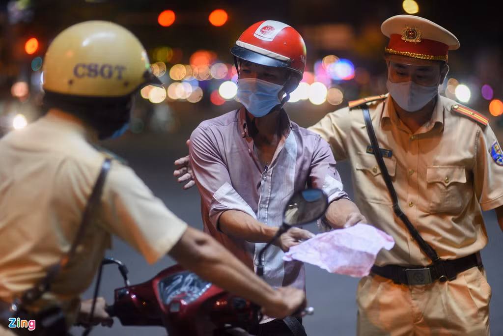 Theo cảnh sát, ngoài lỗi vi phạm nồng độ cồn, anh Hiệp cũng không xuất trình được giấy tờ hợp lệ. Người này từ chối ký vào biên bản và cho rằng anh ta có đầy đủ giấy tờ. Cảnh sát lý giải 2 loại giấy anh này xuất trình đều không có giá trị. Trong đó, có 1 giấy đăng ký xe là bản photo và 1 giấy xin cấp lại bằng lái do bị mất.