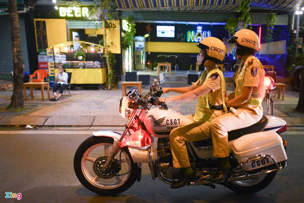 Kết thúc buổi làm việc, cảnh sát kiểm tra hơn 10 trường hợp, lập biên bản và tạm giữ phương tiện đối với 4 người vi phạm. Riêng những trường hợp bất hợp tác được lực lượng chức năng mời về trụ sở công an phường xử lý.