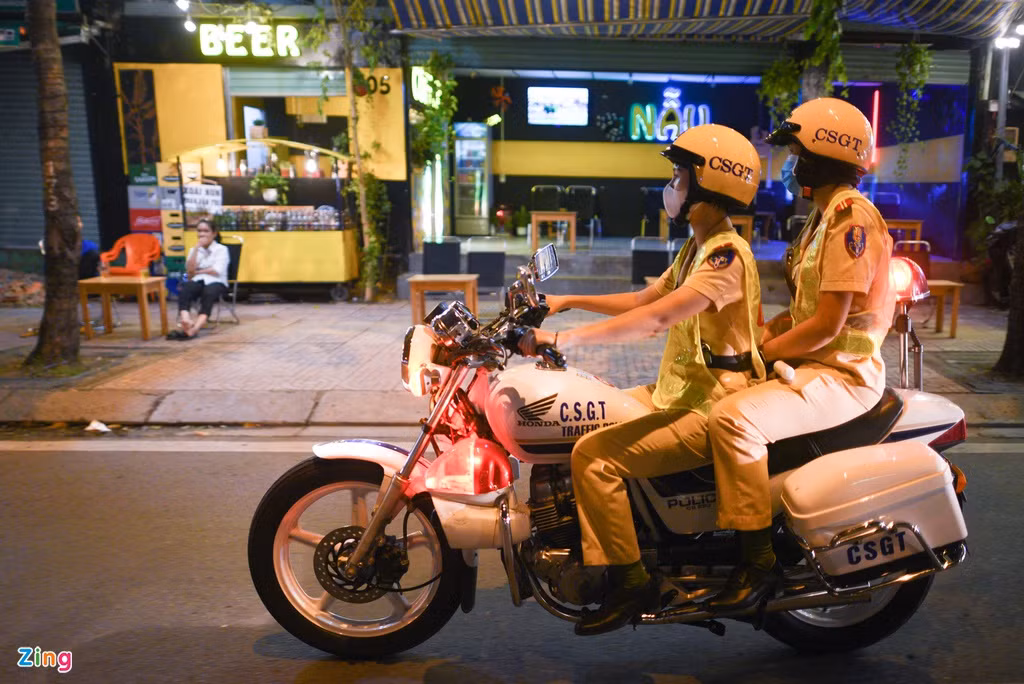 Kết thúc buổi làm việc, cảnh sát kiểm tra hơn 10 trường hợp, lập biên bản và tạm giữ phương tiện đối với 4 người vi phạm. Riêng những trường hợp bất hợp tác được lực lượng chức năng mời về trụ sở công an phường xử lý.