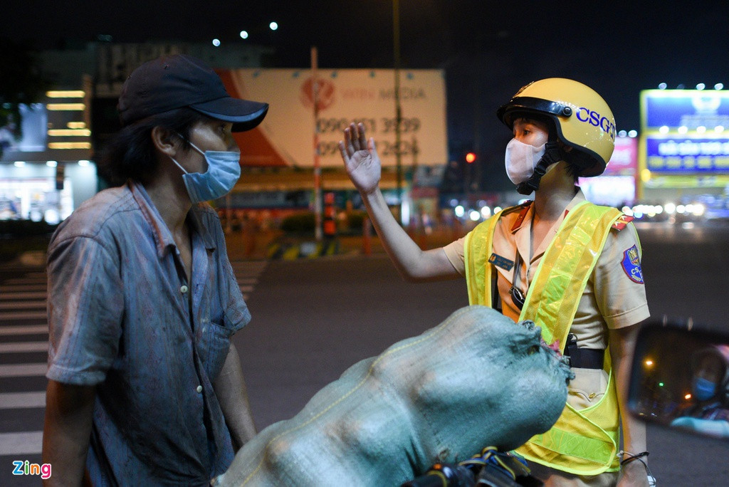 Bên cạnh việc kiểm tra nồng độ cồn, các nữ CSGT cũng điều tiết xe cộ, nhắc nhở nhiều trường hợp đi vào đường cấm.