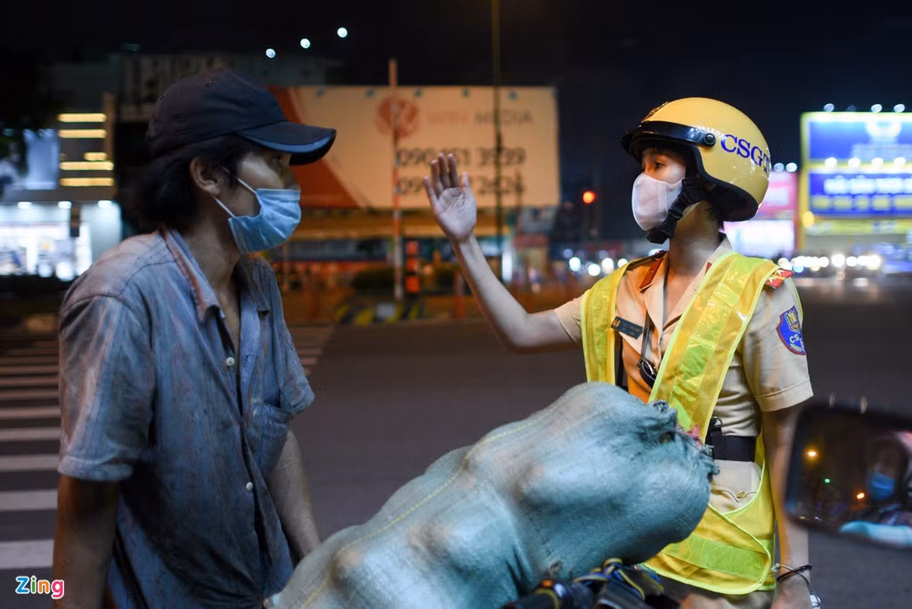 Bên cạnh việc kiểm tra nồng độ cồn, các nữ CSGT cũng điều tiết xe cộ, nhắc nhở nhiều trường hợp đi vào đường cấm.