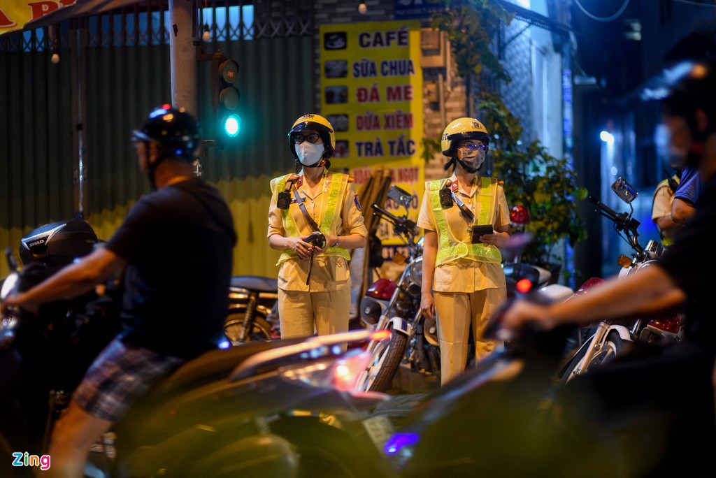Tại chốt chặn ở giao lộ Phạm Văn Đồng - Lê Quang Định (quận Gò Vấp), tổ công tác tập trung đo nồng độ cồn đối với người chạy xe máy.