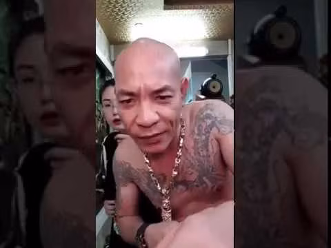 Sau khi ra tù, Dũng “Trọc” trở thành “hiện tượng mạng xã hội”. Ông ta sở hữu trang Facebook cá nhân với hàng trăm nghìn lượt theo dõi. Dũng thường livestream khoe hình xăm, đeo dây chuyền, nhẫn vàng và luôn miệng chửi bới, dọa nạt đối thủ.