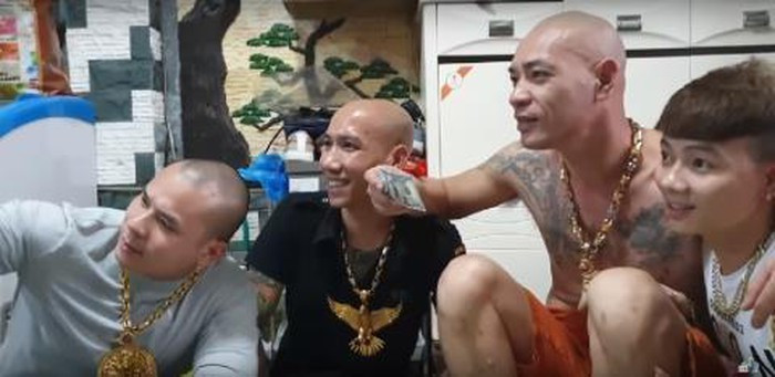 Trong giới “giang hồ mạng”, Dũng “Trọc” có mối quan hệ với Huấn “Hoa Hồng”, Phú Lê, Quang “Rambo”, Đường "Nhuệ"… Đặc biệt, Dũng “Trọc” từng nhận làm cha nuôi của Khá “Bảnh” - người đang chấp hành án 10 năm 6 tháng tù về tội Đánh bạc và Tổ chức đánh bạc. Còn Huấn “Hoa Hồng” gọi Dũng là thầy.