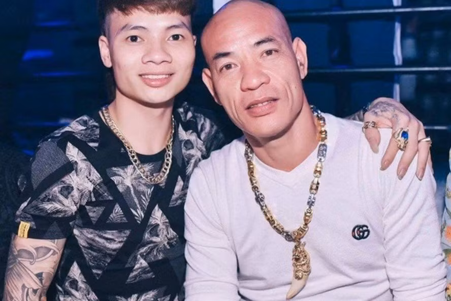 Dũng "Trọc" là cha nuôi của Khá "Bảnh", thầy của Huấn "Hoa Hồng". Các MV, phim có Dũng tham gia thu hút hàng chục triệu lượt xem trên YouTube.