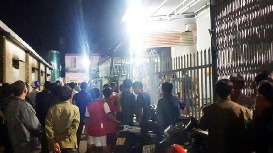  3. Chém chết em ruột, đuổi cha mẹ ra ngoài, khóa cửa cố thủ: Ngày 17/9, Công an TP Bảo Lộc (Lâm Đồng) cho biết đơn vị đã hoàn tất khám nghiệm hiện trường, khám nghiệm tử thi điều tra vụ án mạng đau lòng anh trai đâm chết em ruột xảy ra vào chiều tối 16/9. Nghi phạm được xác định là Lê Khánh Nam (32 tuổi trú tại phường Lộc Sơn, TP Bảo Lộc) đã đâm chết em ruột là Lê Nguyên Khải (30 tuổi) rồi đuổi cha mẹ ra ngoài, khóa cửa cố thủ.