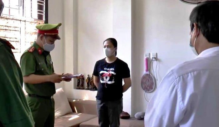  2. Làm giả sổ đỏ rồi rao bán, hai "nữ quái" lừa đảo chiếm 3,5 tỷ đồng: Ngày 17/9, Công an TP Đà Nẵng cho biết đã tống đạt các quyết định khởi tố, bắt tạm giam 4 tháng đối với 2 người gồm, Nguyễn Thị Châu Sa (35 tuổi) và Nguyễn Thị Yến (40 tuổi, cùng trú TP Đà Nẵng) về các hành vi Lừa đảo chiếm đoạt tài sản và Làm giả con dấu, tài liệu của cơ quan, tổ chức. Rao bán sổ đỏ giả với chiêu thức để cầm cố có tiền đáo hạn ngân hàng, Sa và Yến lừa đảo, chiếm đoạt 3,5 tỷ đồng của nạn nhân.