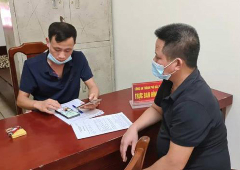 Tại đây đối tượng đã bắt chị H. quỳ và nói chuyện với Thiện. Thiện đã có hành vi chửi bới, đe dọa, chỉ mặt chị H, đồng thời bắt chị H. phải ký bản tường trình với nội dung xin lỗi (do Thiện đọc cho Lăng Văn Vân, là nhân viên viết trước đó) và đính chính thông tin do chị H. đã đăng trên mạng xã hội Facebook.