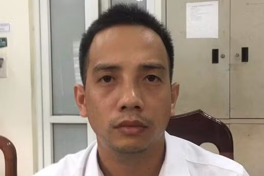 Tai xe o to vuot den do con danh ca canh sat giao thong