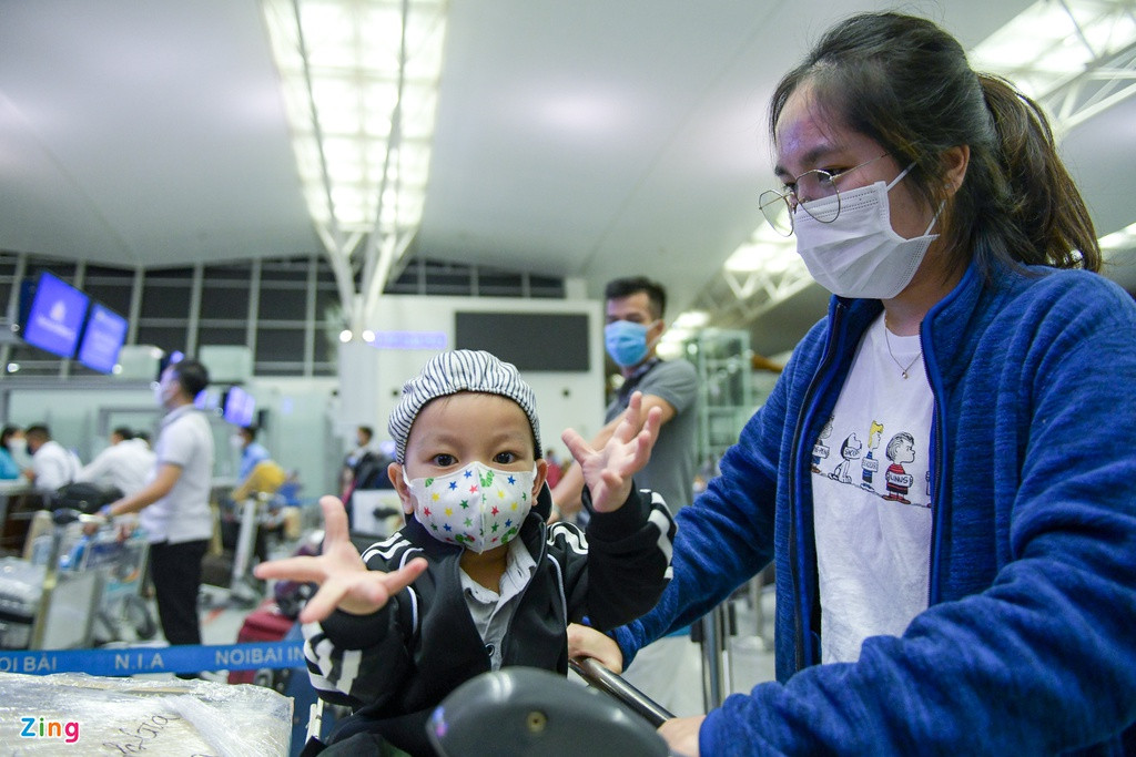 Phạm Phương Anh (Hải Dương) cùng con trai 2 tuổi có mặt trong chuyến bay đến Nhật Bản sáng 19/9. "Tôi về Việt Nam từ tháng 2, khi đó chưa có lệnh dừng bay quốc tế và dự định quay trở lại tháng 5. Do tình hình dịch bệnh mà bây giờ hai mẹ con mới được đi. Tôi đổi vé khứ hồi đã mua trước đó nên cũng không gặp khó khăn gì trong việc đặt chỗ chuyến bay này", Phương Anh cho biết.