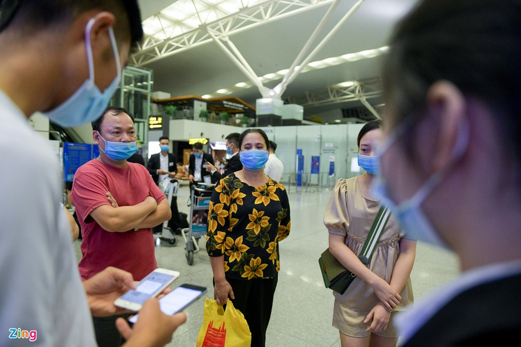 Chị Tấu (Bắc Giang) cùng gia đình có mặt từ sớm lên sân bay tiễn con. "Dù bên ấy cũng đang căng thẳng vì dịch, cũng không biết chờ đến bao giờ nên gia đình vẫn động viên cho cháu đi", chị Tấu chia sẻ. 