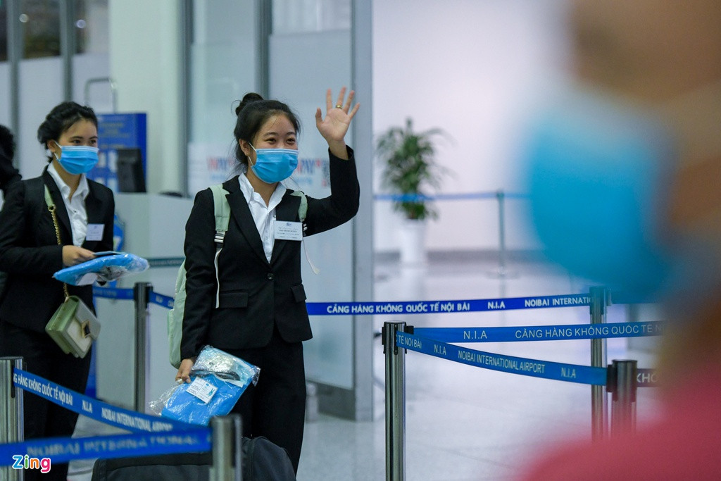 Tại Nhật Bản, hành khách nhập cảnh được làm xét nghiệm ngay tại sân bay và có thể về nhà tự cách ly 14 ngày. Nếu không tiện về nhà, người nhập cảnh có thể cách ly tại những cơ sở lưu trú được chính quyền chỉ định và phải tự trả phí.