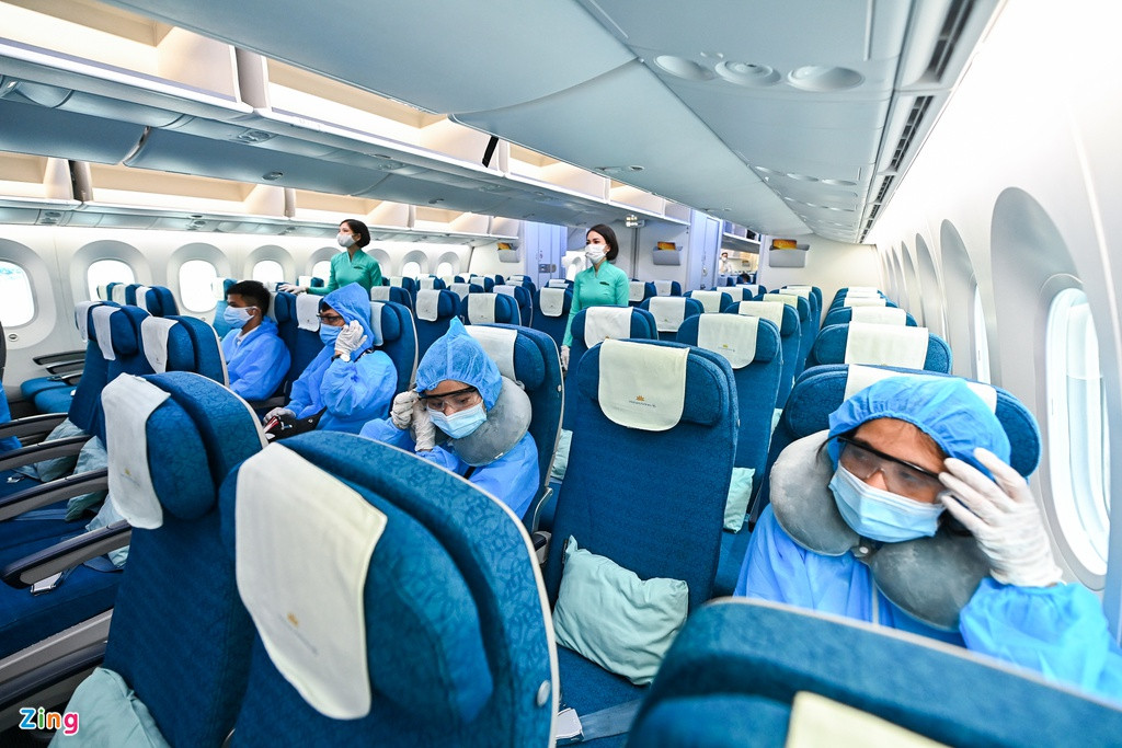 Hành khách được sắp xếp ngồi giãn cách nhằm tuân thủ các quy định về phòng chống dịch bệnh.