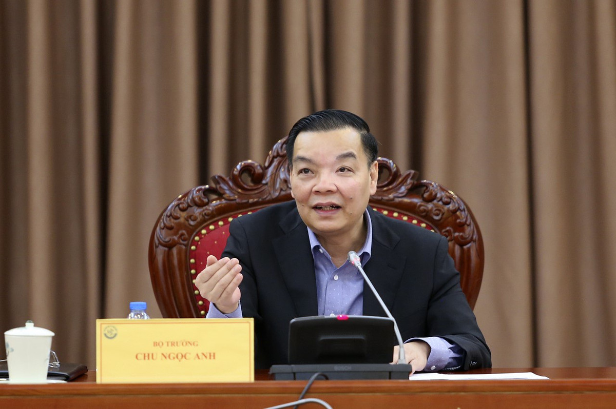 Tháng 7/1997 đến tháng 11/2003: Phó Trưởng phòng; Trưởng phòng thuộc Viện Khoa học kỹ thuật Bưu điện, Tổng công ty Bưu chính Viễn thông Việt Nam. Tháng 11/2003 đến tháng 8/2010: Chuyên viên; Phó Vụ trưởng Vụ Công nghệ cao; Cục trưởng Cục Ứng dụng và Phát triển công nghệ, Bộ Khoa học và Công nghệ.