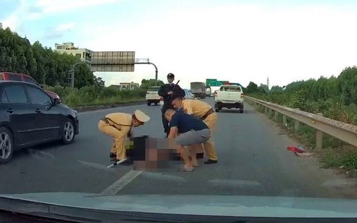 Khoi to, bat tam giam 2 doi tuong tong canh sat co dong tu vong