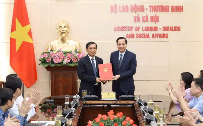 Mới đây (ngày 14/9), tại trụ sở, Bộ LĐ-TBXH tổ chức Lễ công bố quyết định của Thủ tướng Chính phủ về công tác nhân sự. Thừa ủy quyền Thủ tướng, Bộ trưởng Bộ LĐ-TBXH Đào Ngọc Dung tới dự và trao quyết định.