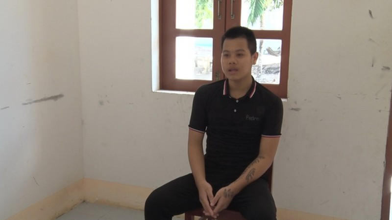  7. Chém người gây thương tích 17% vì tiếng chửi thề: Ngày 13/9, Công an huyện Gò Quao (Kiên Giang) cho biết, đã bắt tạm giam Danh Được (18 tuổi, ngụ xã Vĩnh Phước B, huyện Gò Quao, tỉnh Kiên Giang) về tội cố ý gây thương tích sau gần 9 tháng gây án rồi bỏ trốn và bị truy nã. Trong lúc hát do thùng loa mất kết nối âm thanh nên nạn nhân có “chửi thề”, cùng lúc này Danh Được và một người bạn chạy xe qua nghe thấy tưởng có người chửi mình nên dừng lại đuổi chém nạn nhân. 