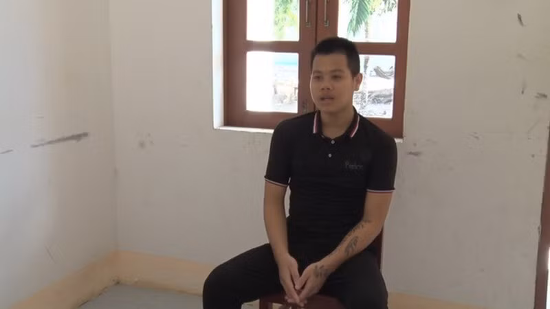  7. Chém người gây thương tích 17% vì tiếng chửi thề: Ngày 13/9, Công an huyện Gò Quao (Kiên Giang) cho biết, đã bắt tạm giam Danh Được (18 tuổi, ngụ xã Vĩnh Phước B, huyện Gò Quao, tỉnh Kiên Giang) về tội cố ý gây thương tích sau gần 9 tháng gây án rồi bỏ trốn và bị truy nã. Trong lúc hát do thùng loa mất kết nối âm thanh nên nạn nhân có “chửi thề”, cùng lúc này Danh Được và một người bạn chạy xe qua nghe thấy tưởng có người chửi mình nên dừng lại đuổi chém nạn nhân. 