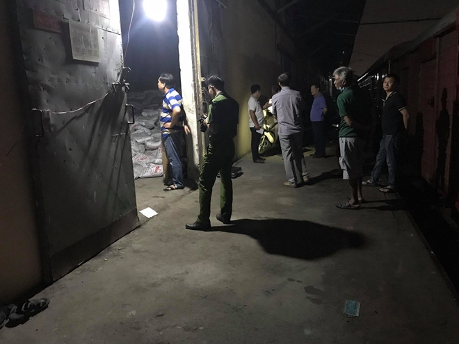  5. Hàng chục tấn phân vô cơ đổ sập đè chết 2 công nhân: Ngày 13/9, Cơ quan CSĐT Công an tỉnh Bình Dương đã phối hợp cùng Công an TP Dĩ An khám nghiệm hiện trường, điều tra làm rõ nguyên nhân hàng chục tấn phân vô cơ trong nhà kho đổ sập đè chết 2 công nhân, 1 người khác nguy kịch. Tối 12/9, nhóm công nhân làm việc tại nhà kho chứa phân vô cơ bất ngờ bị hàng trăm bao phân được chất trên cao bất ngờ đổ sập, vùi lấp 3 công nhân.