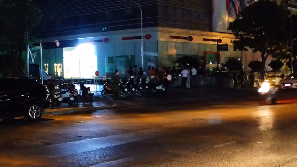 Liên quan đến vụ 2 người cùng rơi từ tầng cao chung cư, tối cùng ngày một lãnh đạo phường Ngọc Khánh, quận Ba Đình xác nhận và cho biết đơn vị đang tiến hành xuống hiện trường điều tra, làm rõ.