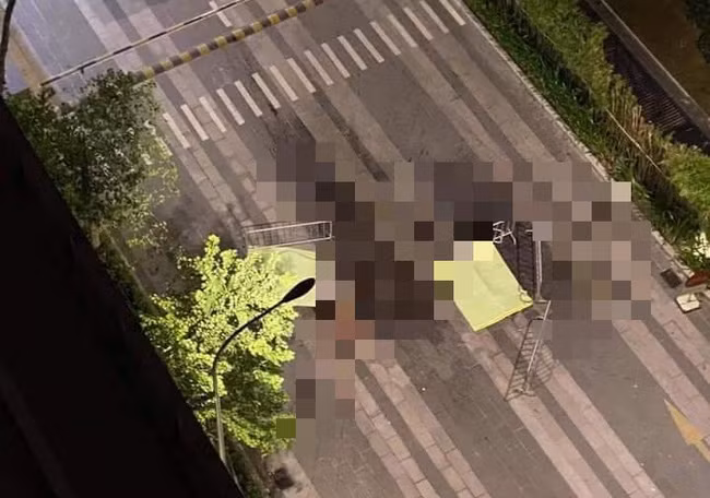 Một nhân viên bảo vệ tại chung cư cho biết: "Khi đang làm việc trong ca trực tôi nghe một tiếng động lớn phát ra tại khu vực sảnh chung cư bên cạnh. Khi chạy lại tôi bàng hoàng phát hiện có hai người đang nằm dưới sảnh trong tình trạng không còn nguyên vẹn".