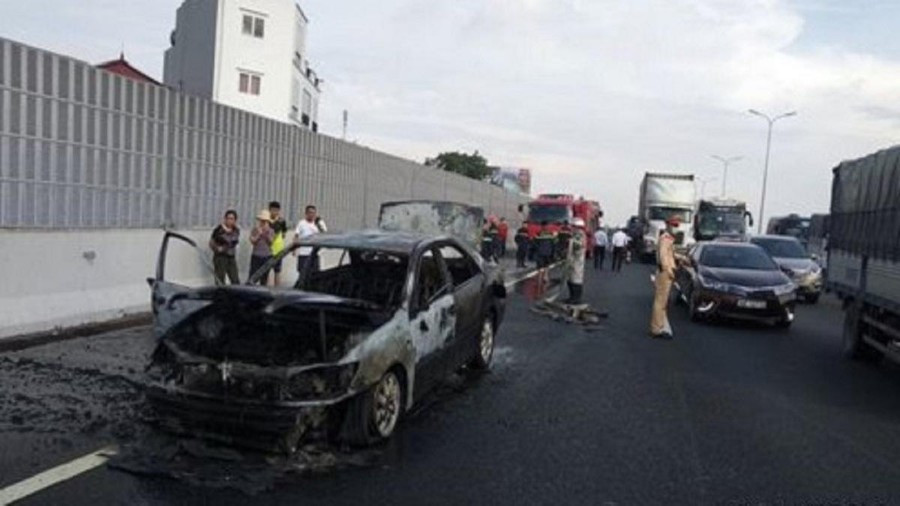  5. Bốn người thoát chết trong vụ xe Camry bốc cháy: Khoảng 8h ngày 12/9, tại Km189+430 trên tuyến Pháp Vân-Cầu Giẽ-Ninh Bình hướng đi Ninh Bình-Hà Nội qua địa bàn huyện Thường Tín (Hà Nội) xảy ra vụ cháy ôtô mang biển kiểm soát 29T-1558.Tại thời điểm xảy ra cháy xe, tài xế điều khiển là ông Hoàng Văn Thực (sinh năm 1957, ở quận Đống Đa, Hà Nội). cả 4 người đã nhanh chóng chạy ra nên không có thiệt hại về người, còn ô tô Camry bị cháy hoàn toàn. 