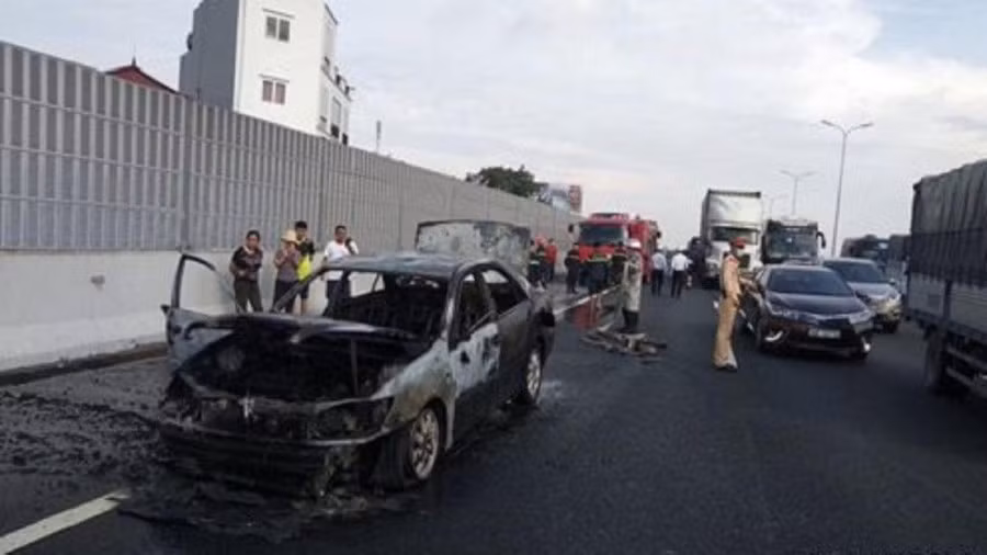  5. Bốn người thoát chết trong vụ xe Camry bốc cháy: Khoảng 8h ngày 12/9, tại Km189+430 trên tuyến Pháp Vân-Cầu Giẽ-Ninh Bình hướng đi Ninh Bình-Hà Nội qua địa bàn huyện Thường Tín (Hà Nội) xảy ra vụ cháy ôtô mang biển kiểm soát 29T-1558.Tại thời điểm xảy ra cháy xe, tài xế điều khiển là ông Hoàng Văn Thực (sinh năm 1957, ở quận Đống Đa, Hà Nội). cả 4 người đã nhanh chóng chạy ra nên không có thiệt hại về người, còn ô tô Camry bị cháy hoàn toàn. 