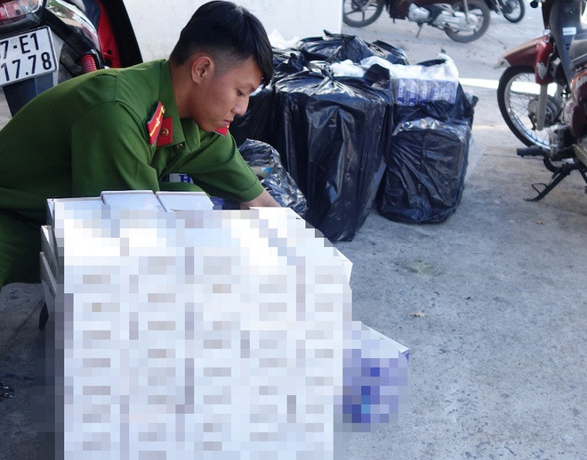  6. Người chở hàng lậu lao xe vào cảnh sát: Ngày 12/9, Công an huyện Châu Thành, tỉnh An Giang cho biết, vừa bắt giữ vụ vận chuyển hàng lậu. Theo đó, Cảnh sát ra tín hiệu yêu cầu dừng xe, tuy nhiên nhóm người này không chấp hành. Một thanh niên lái xe máy lao thẳng về phía cảnh sát nhưng lực lượng chức năng kịp thời tránh được. Nam thanh niên này sau đó nhảy xuống kênh tẩu thoát. Hai người còn lại cũng vứt xe máy cùng tang vật và bỏ trốn. Cảnh sát đã tạm giữ 3 xe máy cùng 4.000 gói thuốc lá ngoại nhập lậu. 